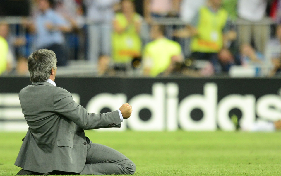 浴火重生，豪强争霸，力争登顶国际足坛巅峰的简单介绍