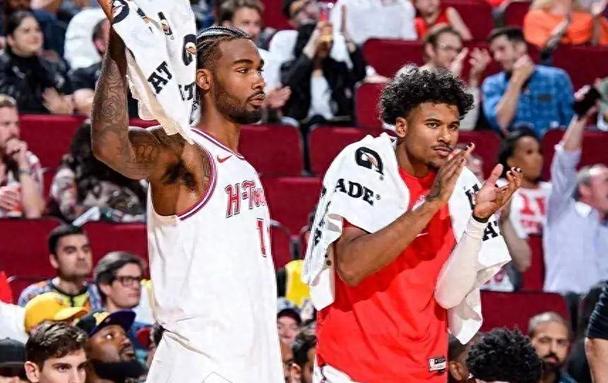 开云体育官网-比赛中球员们顽强抗争，引领擂台之上的风云