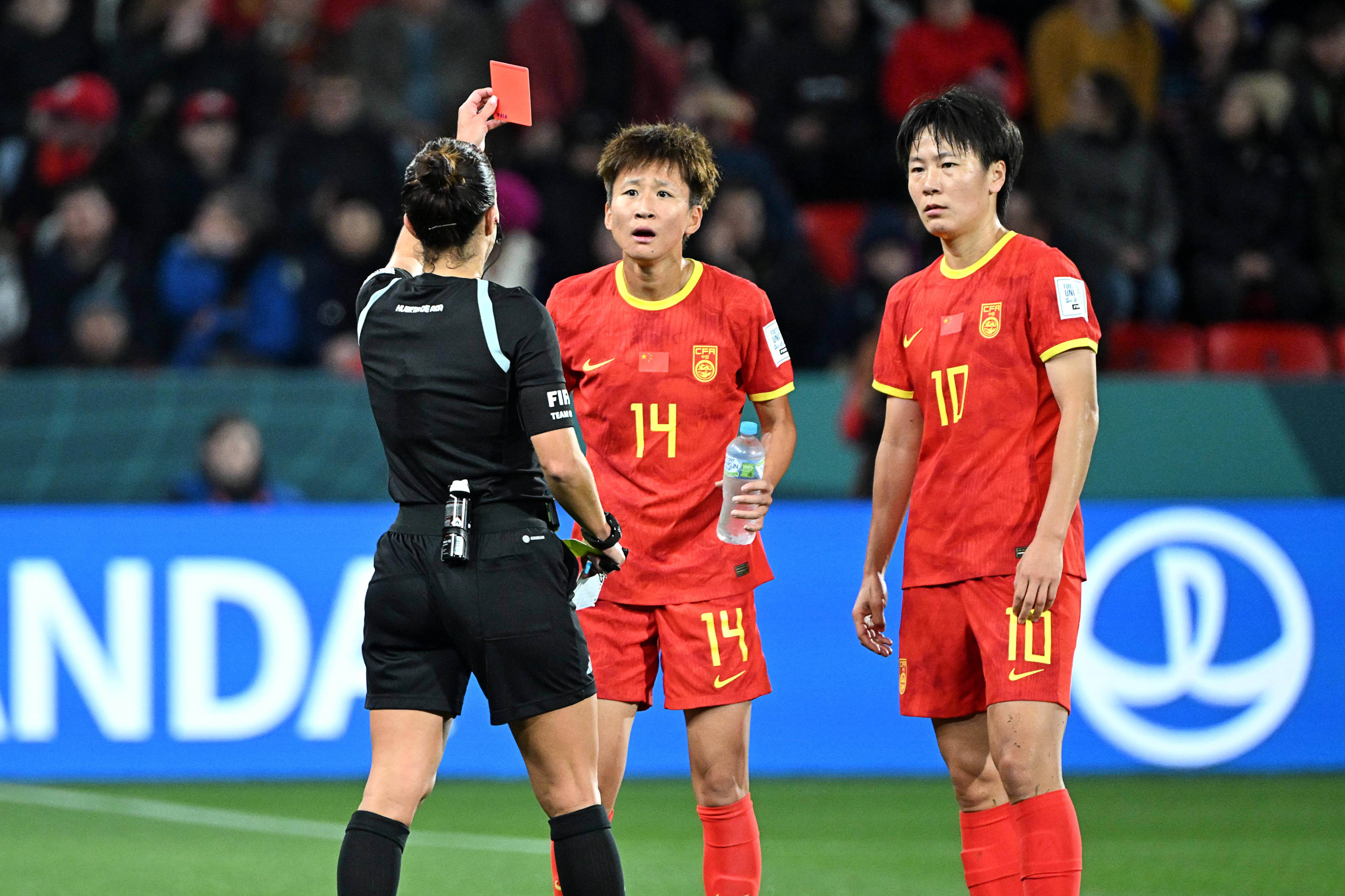 开云体育APP下载-中国足球赛场掀起女性运动员风潮，传递正能量的简单介绍