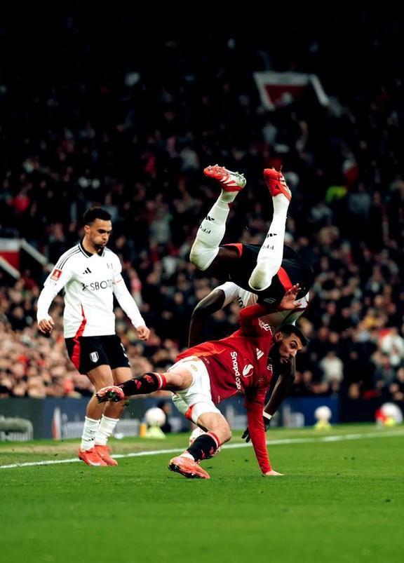 曼联紧咬皇家马德里,战平巴塞罗那 曼联紧咬皇家马德里,战平巴塞罗那