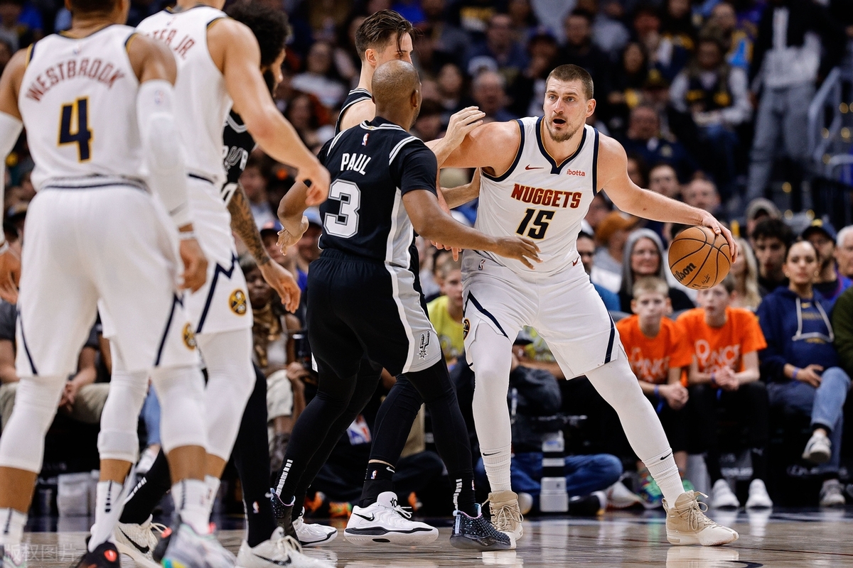 开云官网-马刺遭遇客场失利，球队战绩不稳定