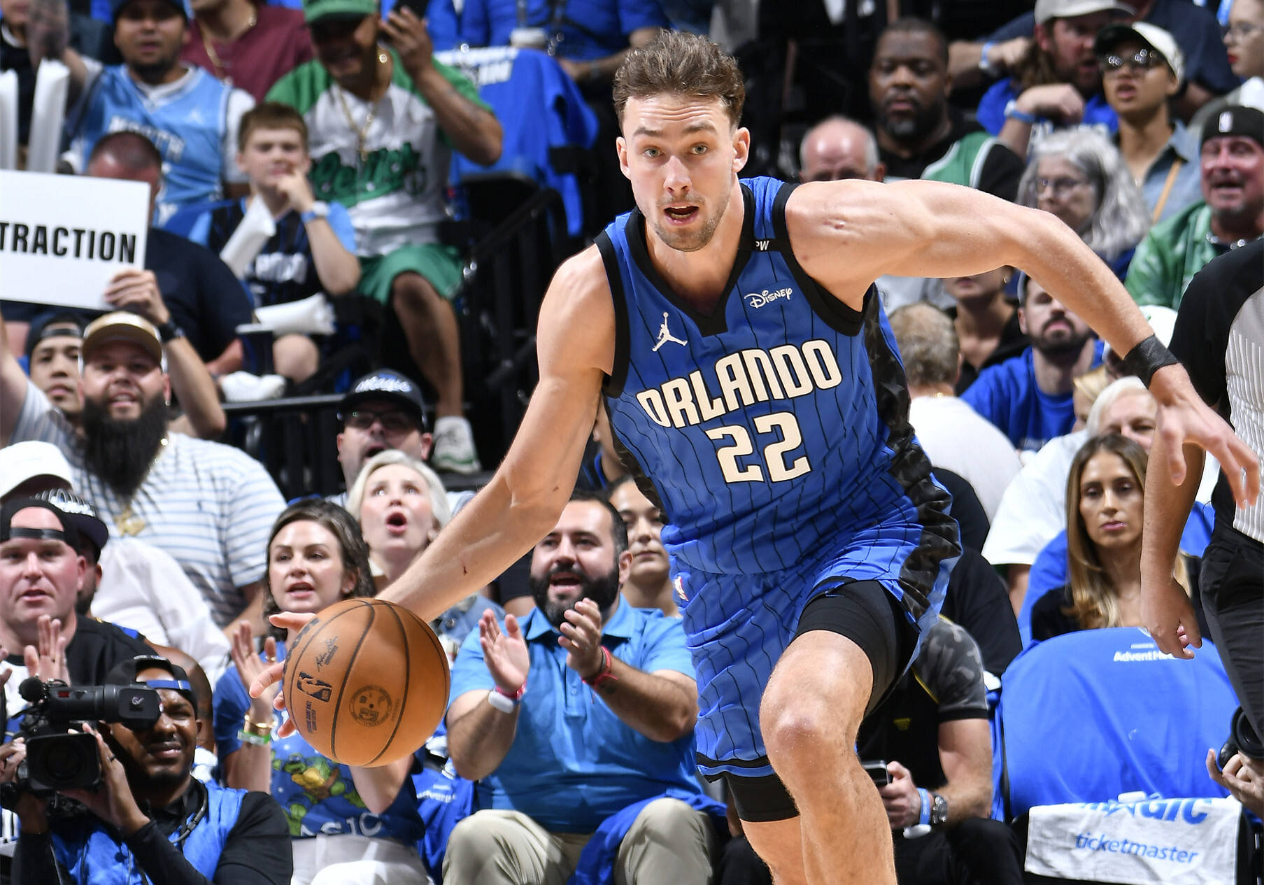 开云平台-关于灰熊负快船——米切尔连中关键球可惜比赛中遭意外伤退的信息