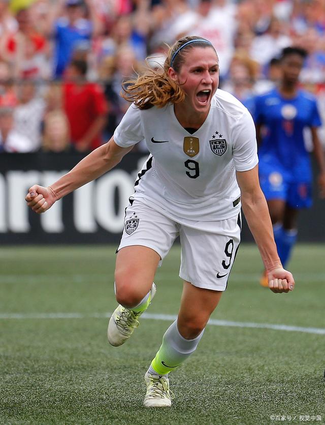 女子足球运动员在比赛中展现实力 女子足球运动员在比赛中展现实力