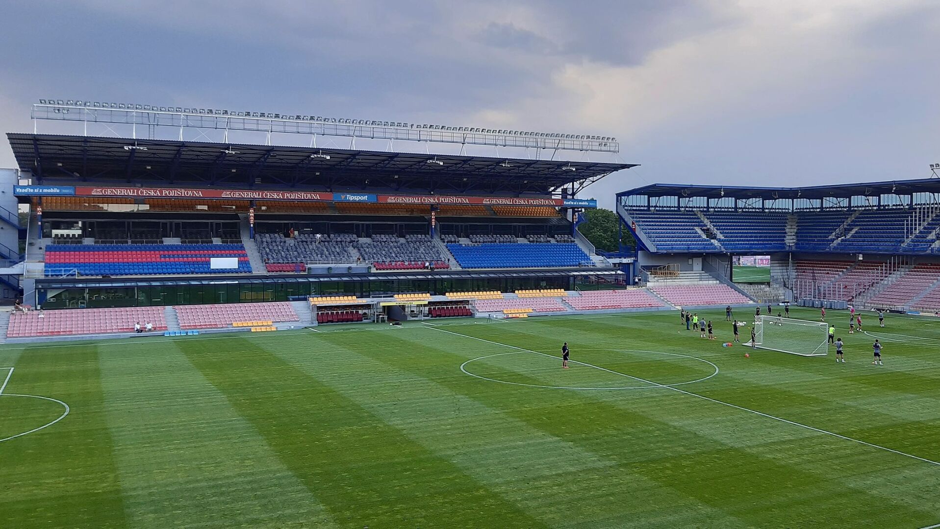 包含乌克兰队主场比胜出,成功晋级欧洲预选赛的词条 包含乌克兰队主场比胜出,成功晋级欧洲预选赛的词条