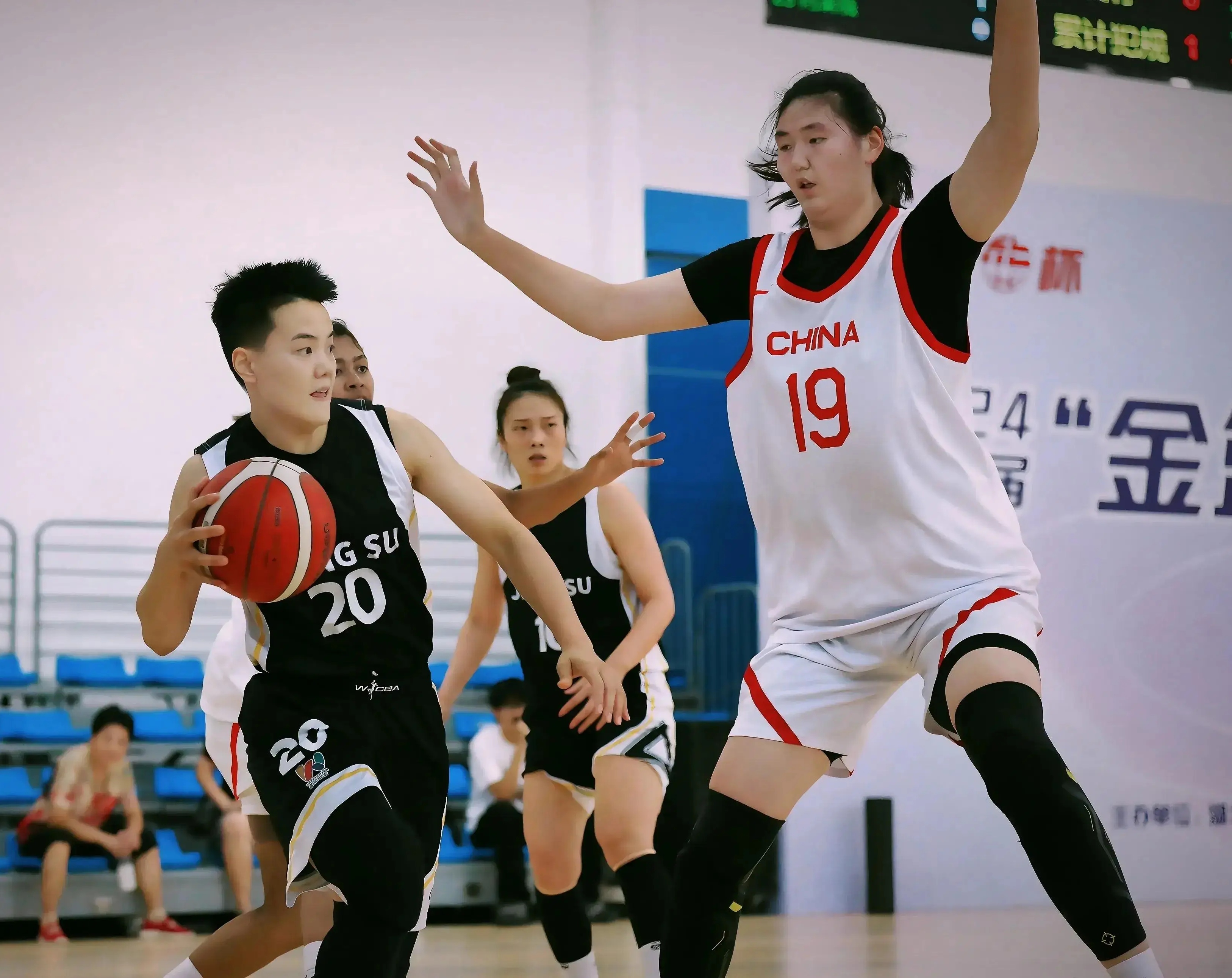 开云体育官网-江苏女篮签下新秀球员备战下赛季