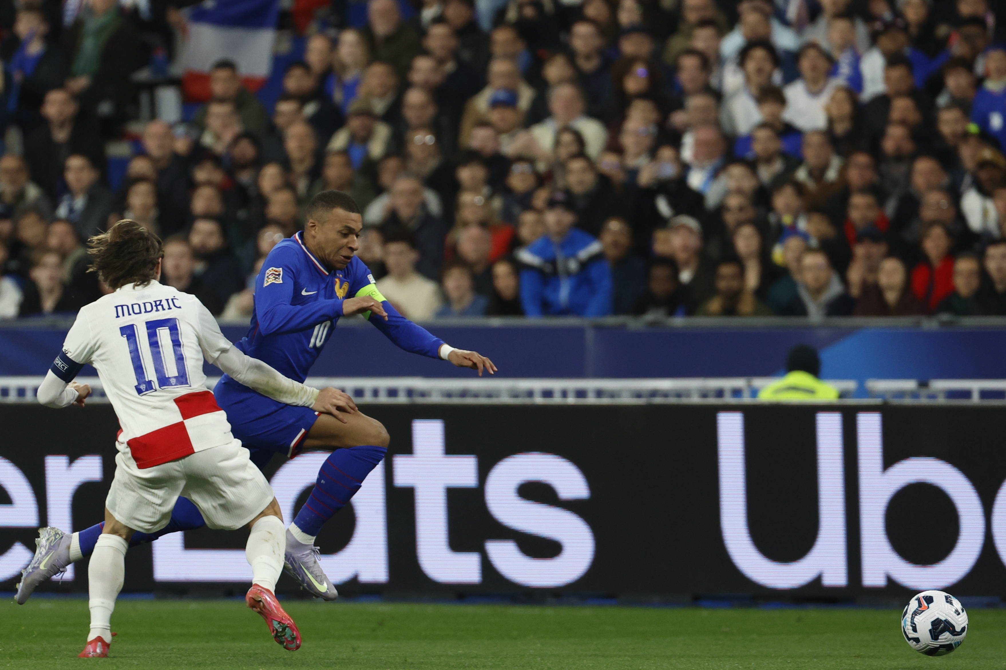 开云体育登录-关于欧国联决赛战况激烈，球迷尽情欢呼的信息