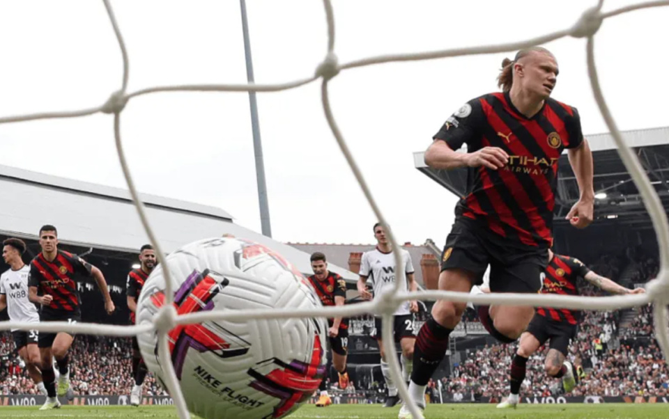 曼联逆转获胜,赛季首次登顶英超积分榜的简单介绍 曼联逆转获胜,赛季首次登顶英超积分榜的简单介绍