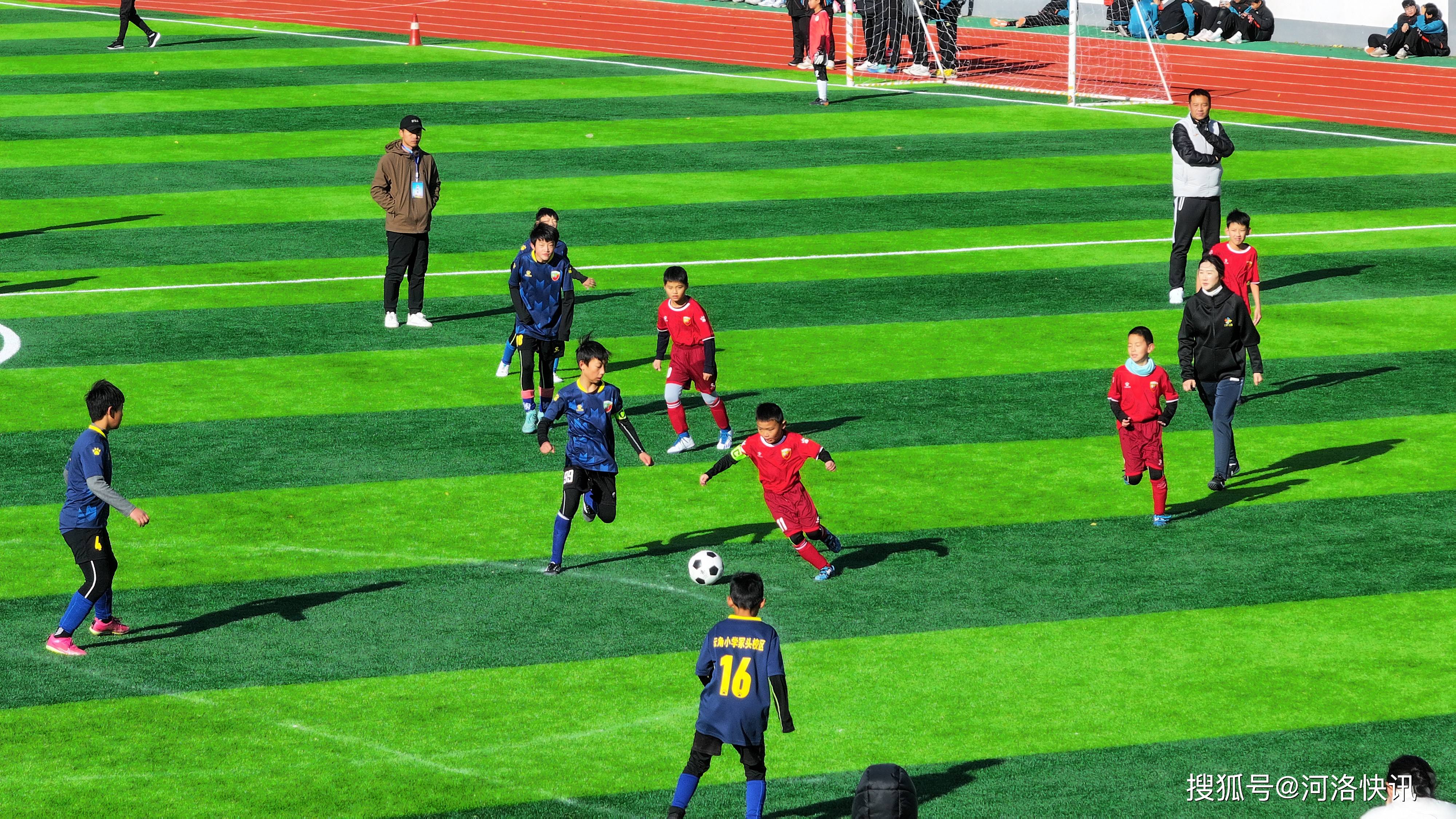 足球比赛中球员技术威力尽显，场面感人至深的简单介绍