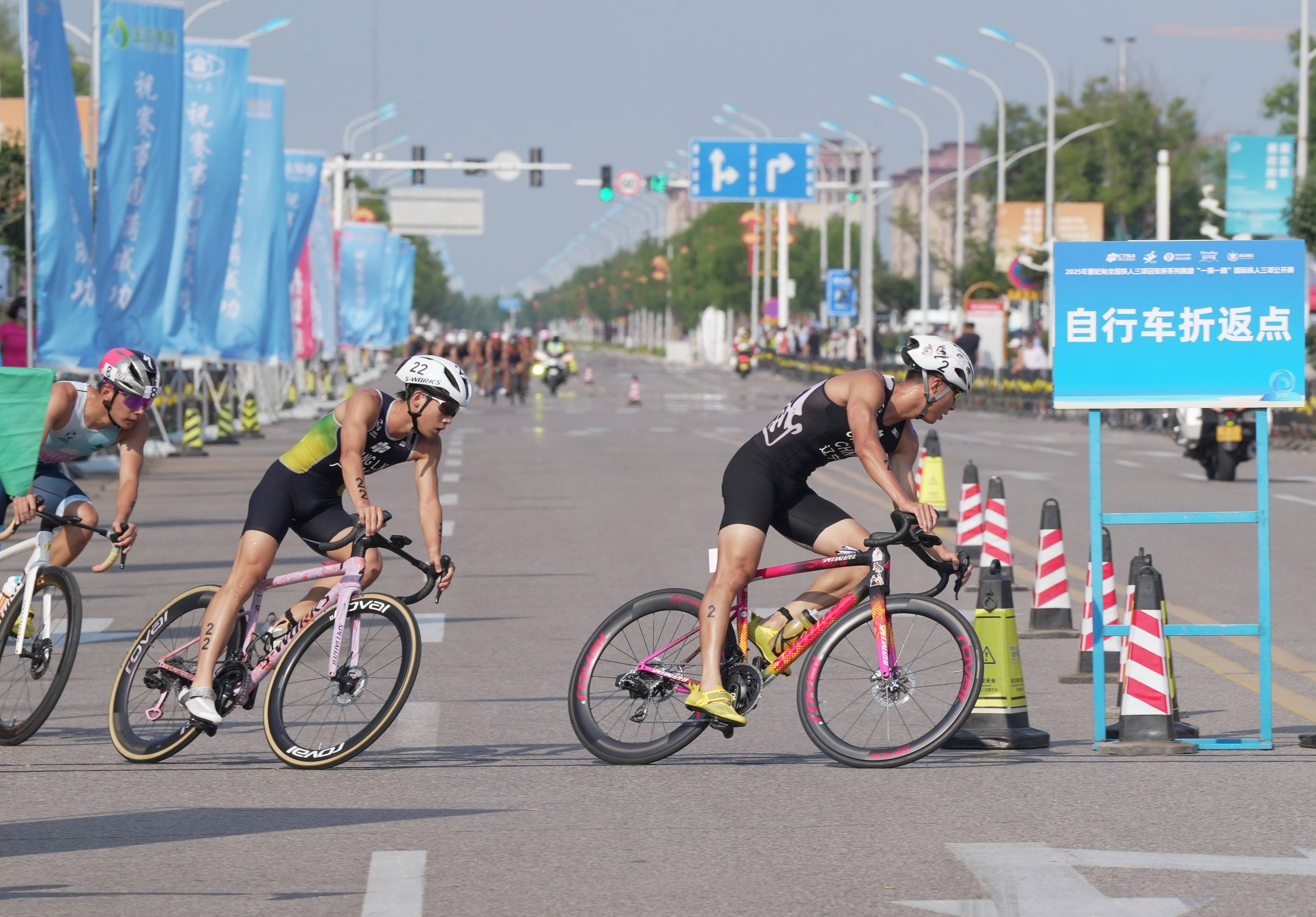 铁人三项比赛选手以极限速度夺冠