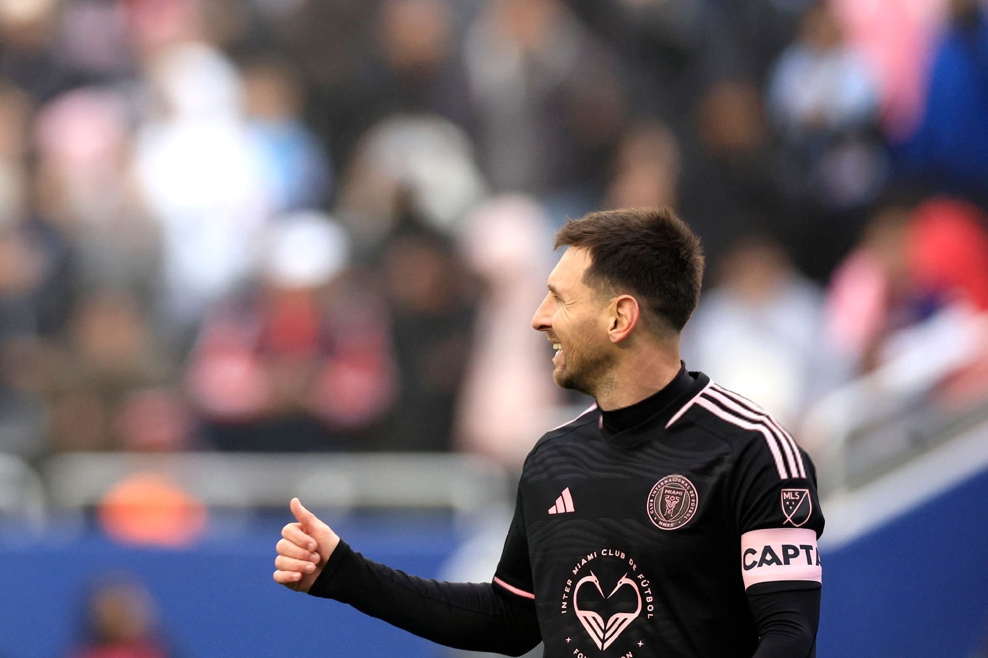 开云体育官网-足球场上辉煌时刻：顶级对决令人热血沸腾