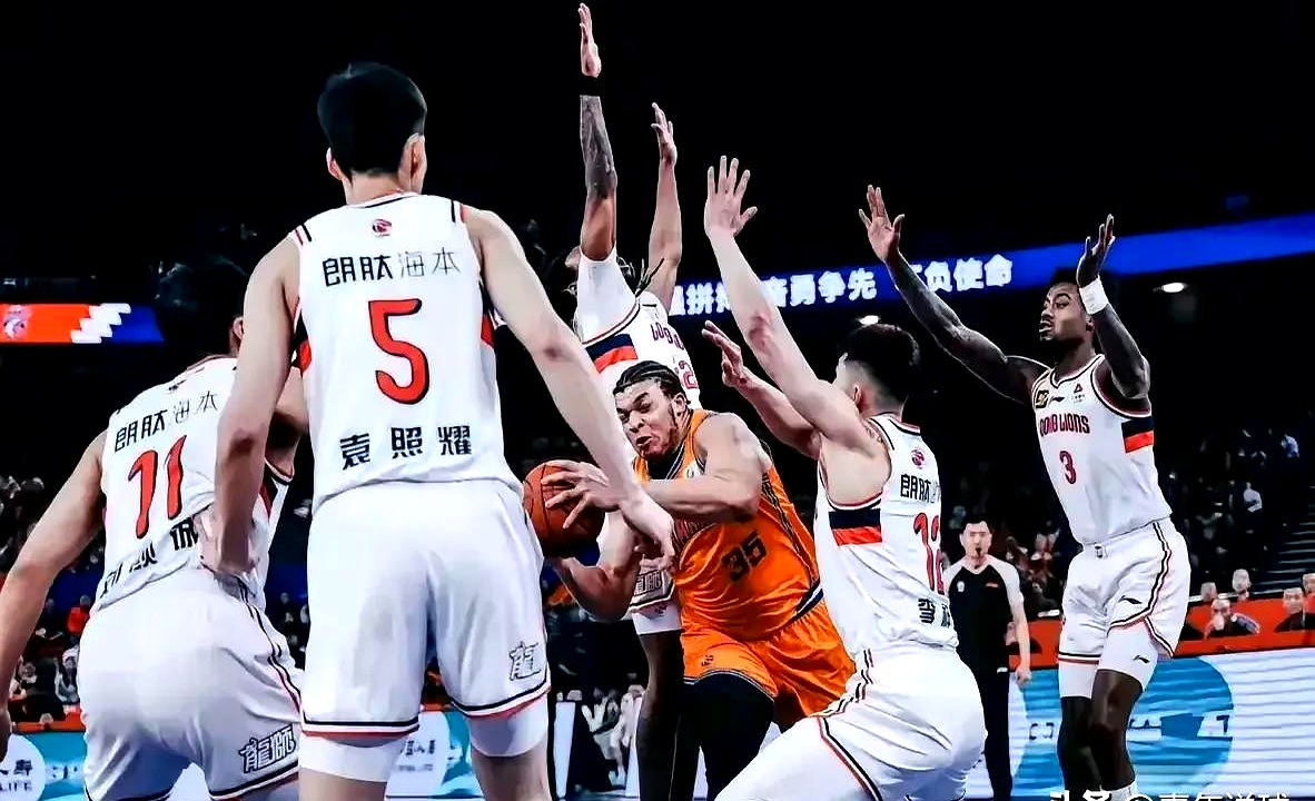 开云体育入口-男篮联赛球队之间的对抗战激烈异常