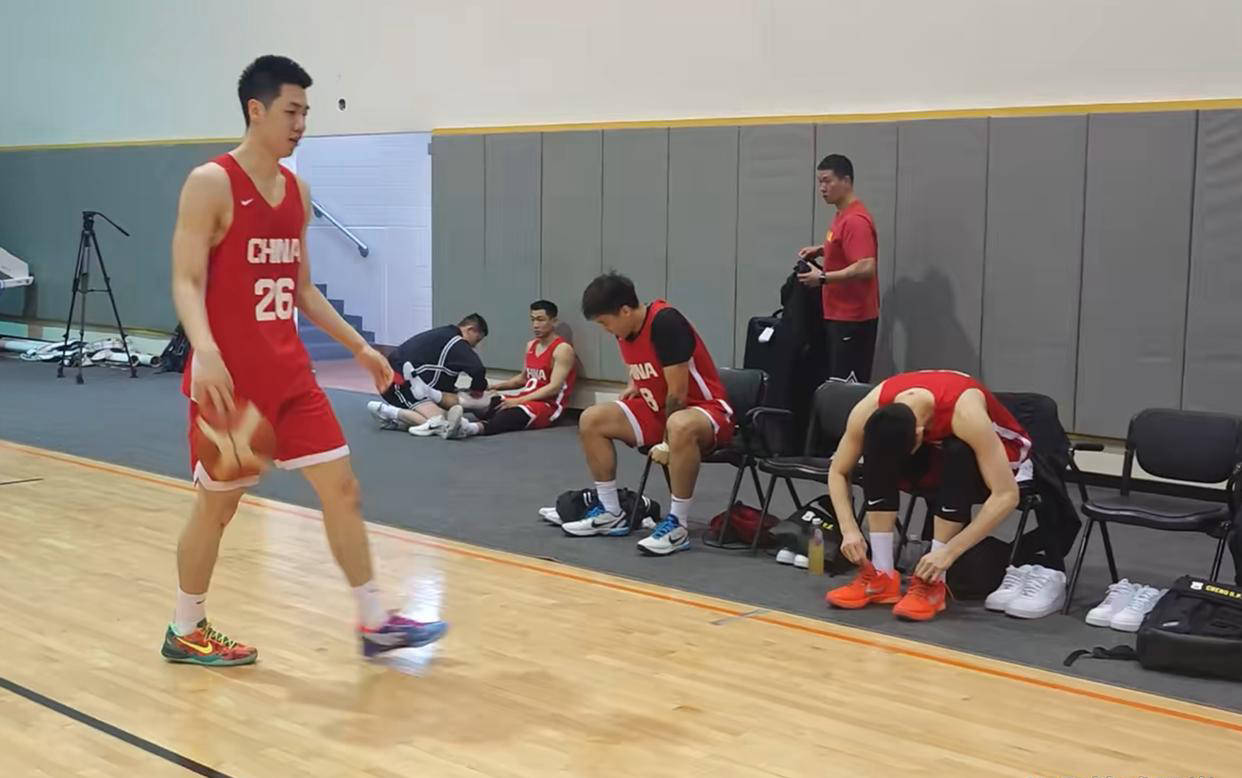 男篮联赛球队之间的对抗战激烈异常 男篮联赛球队之间的对抗战激烈异常