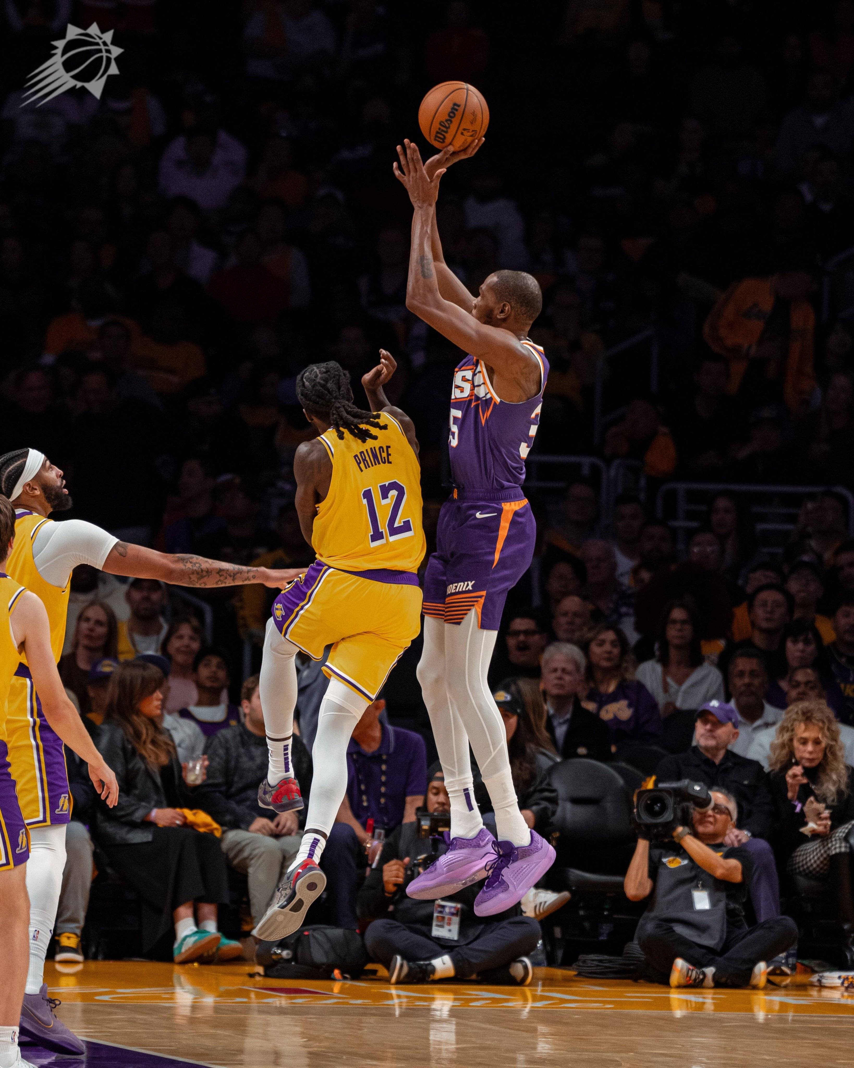 开云体育在线-湖人大胜尼克斯,浓眉28+11