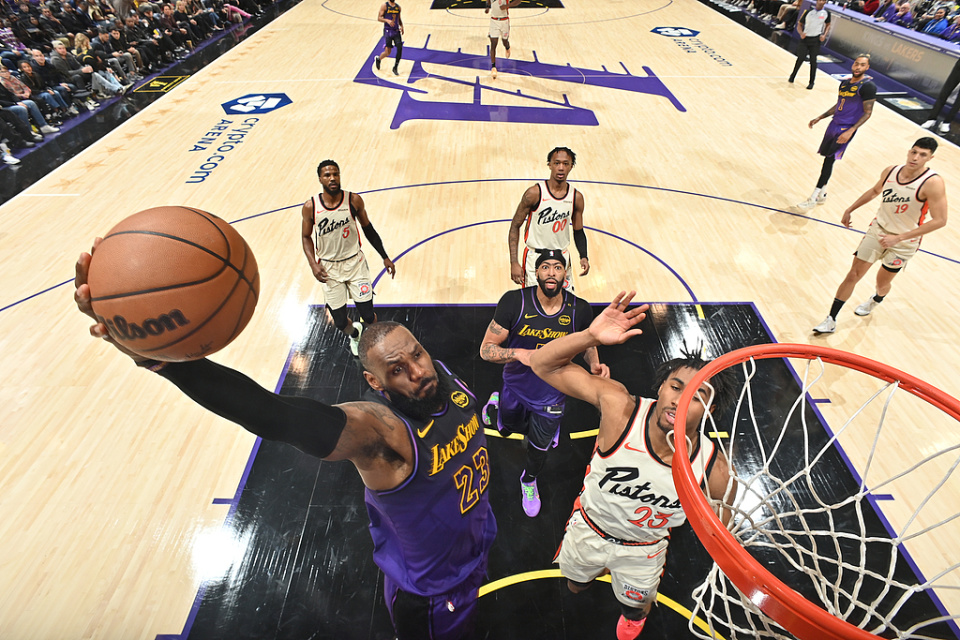 湖人大胜尼克斯,浓眉28+11 湖人大胜尼克斯,浓眉28+11